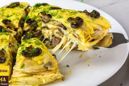Закусочный блинный торт с грибами и сыром