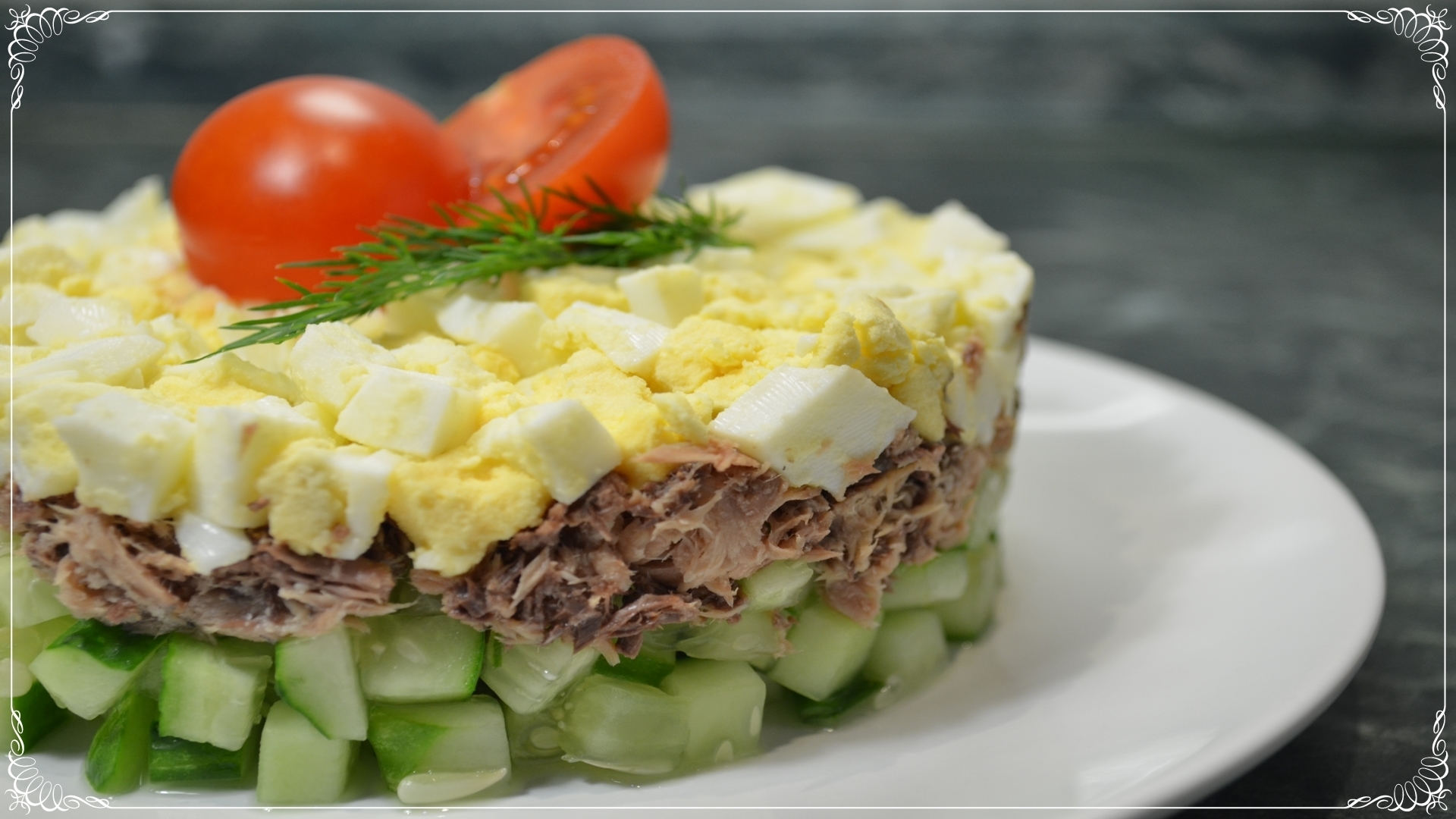 Салат с тунцом без яиц. Салат с тунцом и яйцом и огурцом. Салат с тунцом консервированным и яйцом и огурцом. Салат с тунцом консервированным и яйцом. Салат из тунца с яйцом.