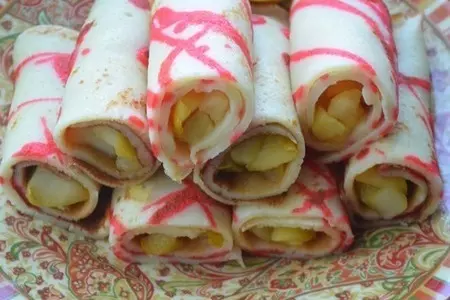 Полосатые блины с яблоками