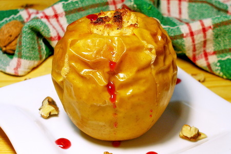 Фото к рецепту: Запеченные яблоки с орехами и изюмом