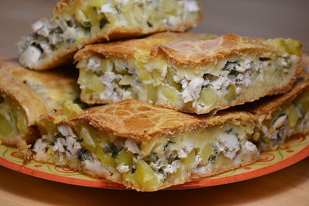 Фото к рецепту: Заливной пирог с курицей и картошкой на майонезе и кефире