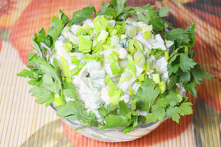 Салат из зеленого лука с яйцом и огурцом