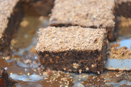 Фото к рецепту: Шоколадный пирог с черносливом