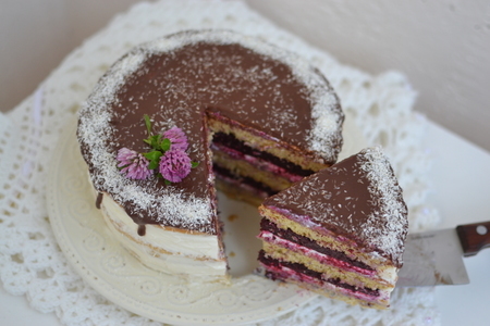 Фото к рецепту: Ванильный торт с ягодным компоте