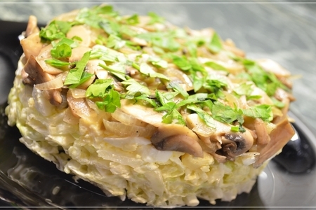Фото к рецепту: Салат с пекинской капустой и жаренными грибами