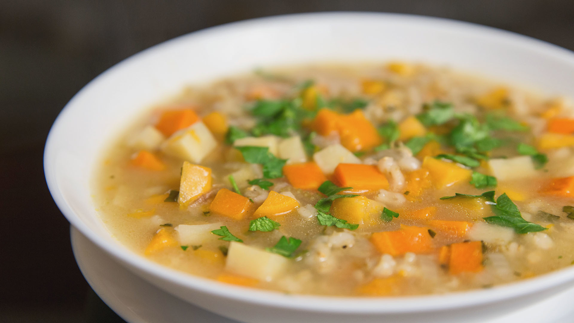 Постный суп с овощами. Перловка шурва. Суп картофельный с перловой крупой. Вегетарианский суп с перловой крупой. Пшеничная похлебка.