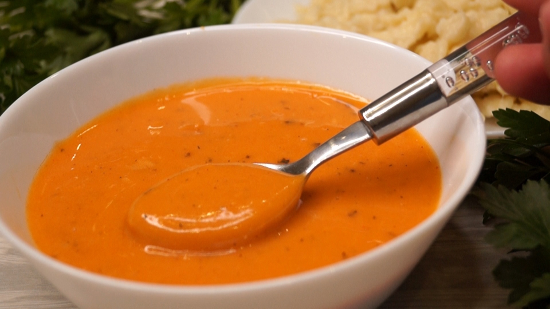 Подлива из сметаны и томатной пасты. Подлива. Котлеты в соусе. Соус оранжевого цвета. Соус для биточков мясных.