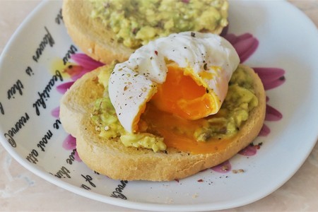 Яйцо пашот и тост с авокадо