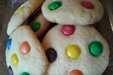 Песочное печенье с разноцветными конфетами