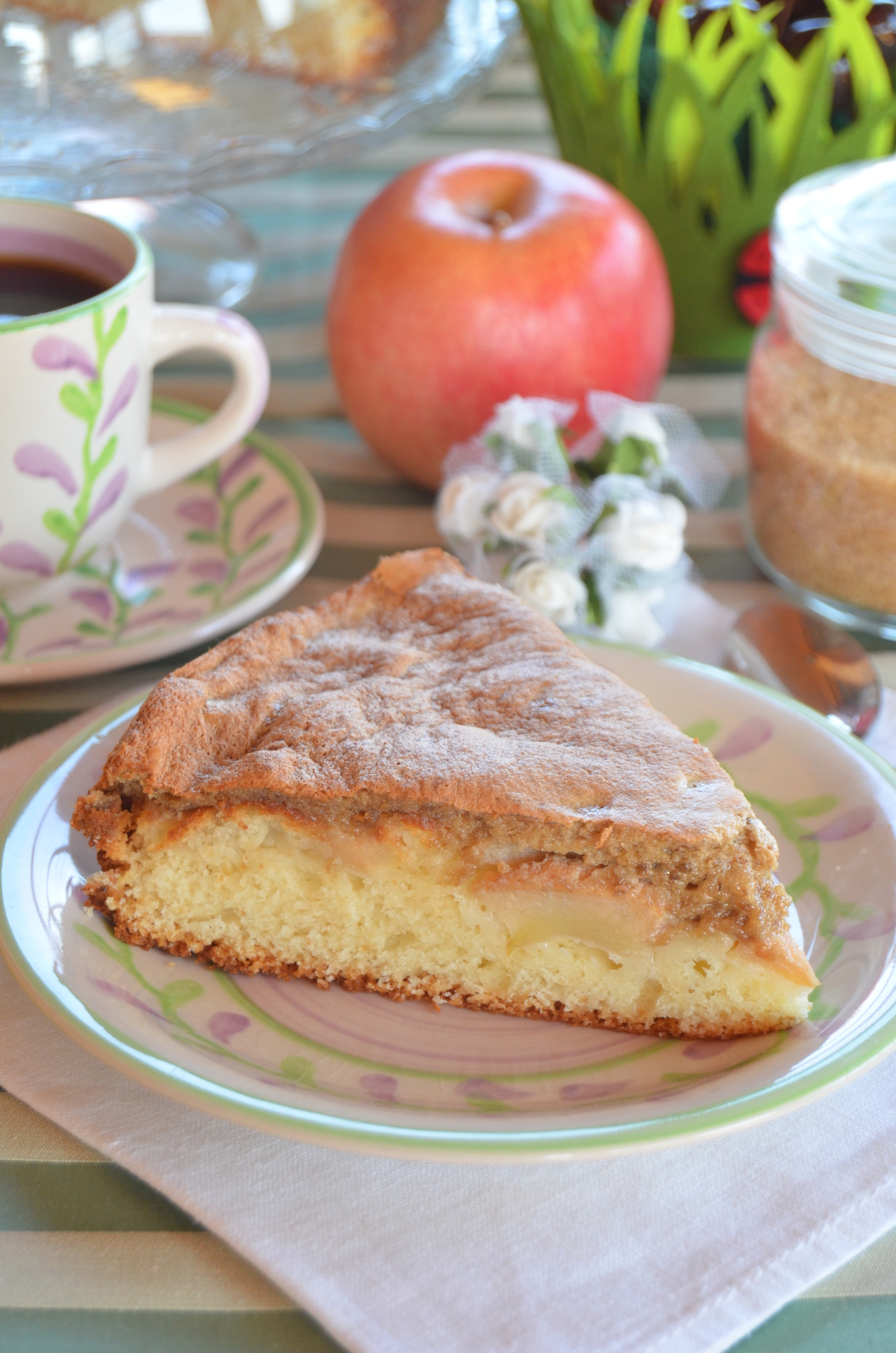 Быстрый и вкусный яблочный пирог в духовке. Яблочный пирог. Бисквит с яблоками. Бисквитный яблочный пирог. Шарлотка.