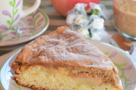 Бисквитный  пирог с яблоками и халвой