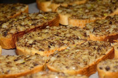 Фото к рецепту: Горячие бутерброды с шампиньонами и сыром (в духовке)