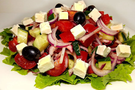 Греческий салат с необычной заправкой