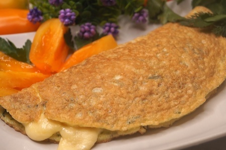 Фото к рецепту: Овсяный блин на завтрак с сыром