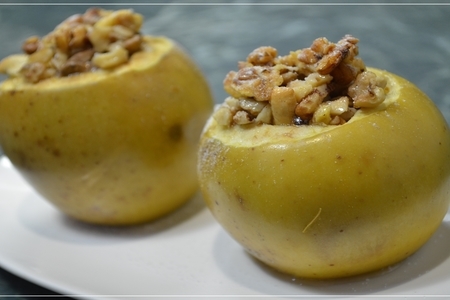 Фото к рецепту: Яблоки, запеченные в духовке с медом, корицей и орехами
