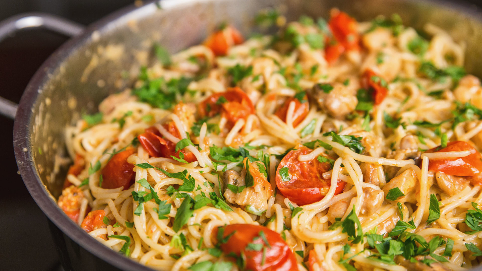 Макароны с овощами в духовке. Паста с курицей и помидорами черри. Паста с фетой и помидорами в духовке. Спагетти с курицей и помидорами. Макароны с помидорами и сыром.