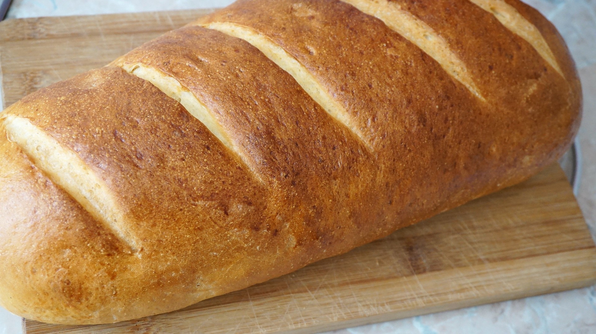 Хлеб в духовке в рукаве. Батон домашний. Батон хлеба. Хлеб нарезной. Хлеб из дрожжевого теста.