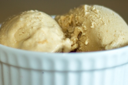 Фото к рецепту: Быстрое мороженое а-ля крем-брюле из 3 ингредиентов
