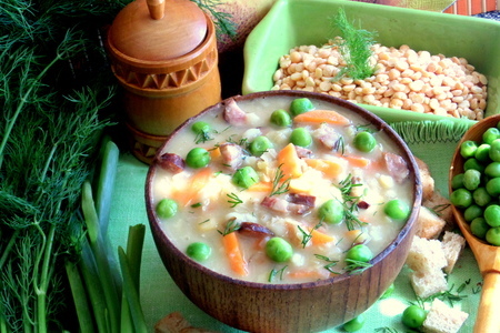 Фото к рецепту: Гороховый суп с перловкой и колбасками