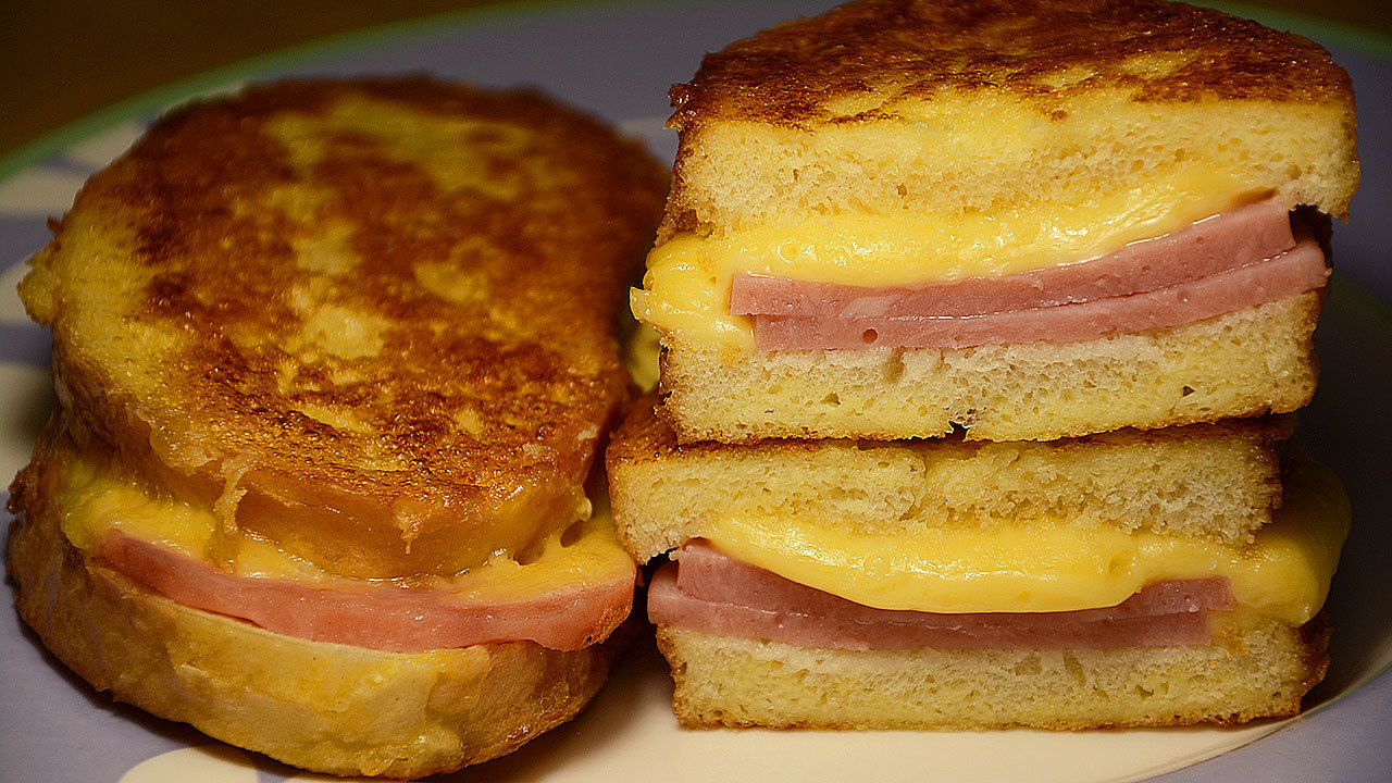Хлеб яйца сыр рецепт. Бутерброд с ветчиной. Горячий бутерброд на сковороде. Бутерброды с сыром на сковороде. Бутерброды с колбасой и сыром на сковороде.