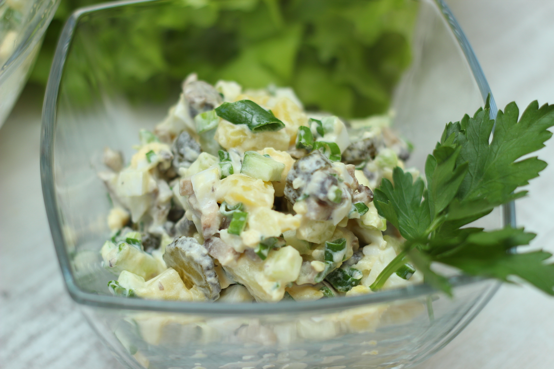 Салат с обжаренной курицей. Салат с шампиньонами. Салат с курицей и солеными огурцами. Салат с картошкой и шампиньонами. Салат с шампиньонами яйцами.