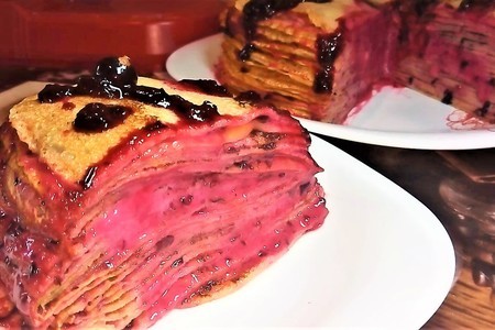 Фото к рецепту:  блинный торт со сметанным кремом и свежими ягодами