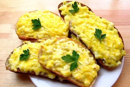 Фото к рецепту: Горячие бутерброды с плавленным сыром и чесноком