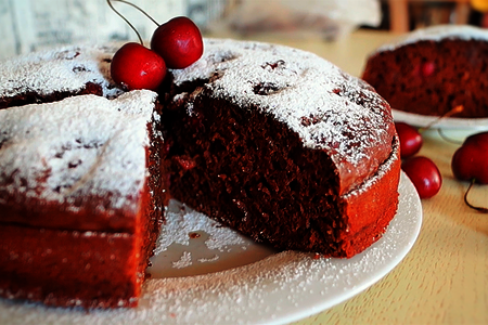 Фото к рецепту: Шоколадный пирог с вишней