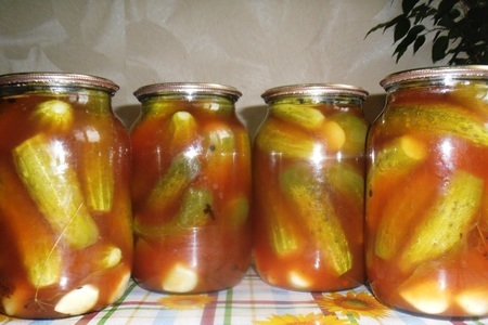 Фото к рецепту: Огурцы в томатном соусе на зиму 