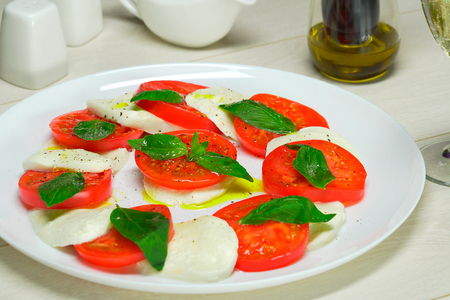 Салат капрезе. итальянская кухня