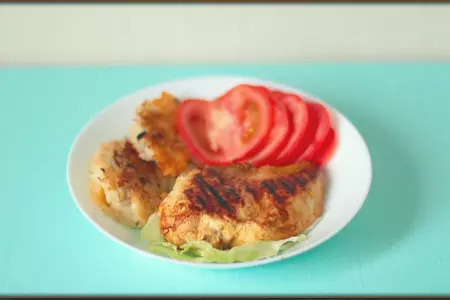 Курица-гриль сатай с сырными дранниками