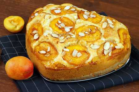 Фото к рецепту: Пирог с абрикосами. яркий вкус  лета. 