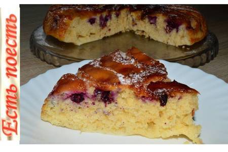 Пирог на сковороде фруктово-ягодный