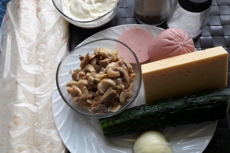 Фото к рецепту: Рулетики из лаваша с грибами, сыром и колбасой