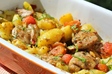 Куриные бедра с молодым картофелем