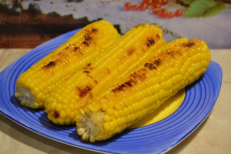 Фото к рецепту: Молодая  кукуруза запеченная в духовке