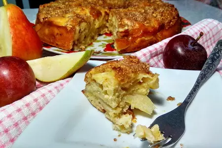Пирог со сливами и грушами