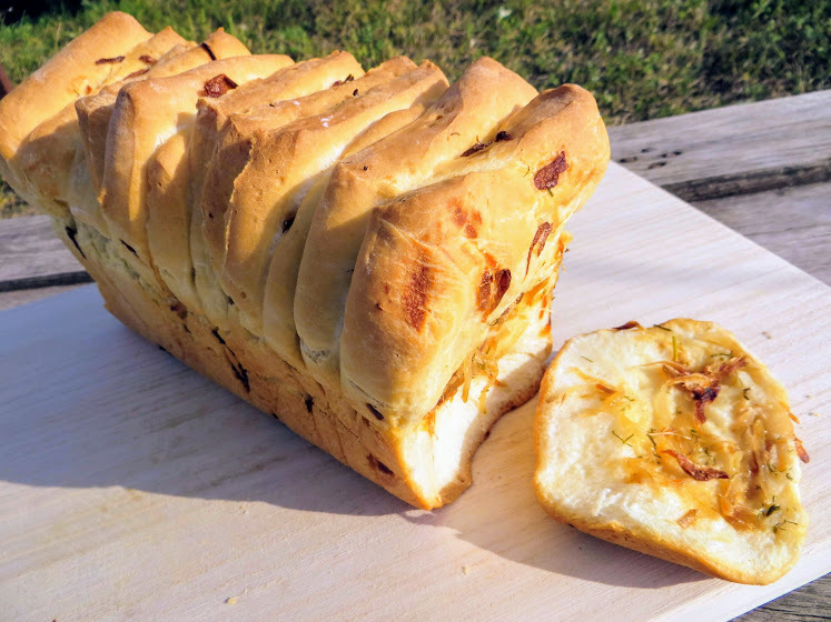 Хлеб с луком на сковороде рецепт. Луковый хлеб. Хлеб с луком. Отрывной пирог. Отрывной луковый пирог.