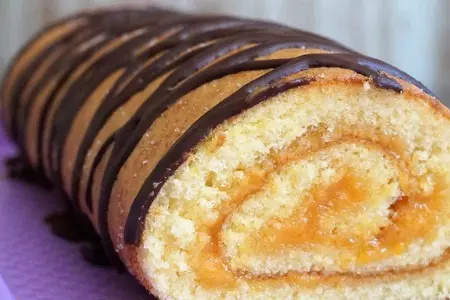 Классический бисквитный рулет с джемом