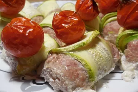 Котлетки в кабачках с помидорами черри