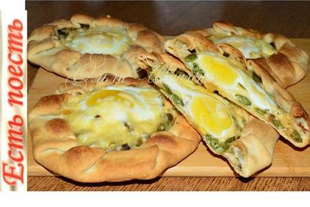Фото к рецепту: Хрустящие галеты с яйцом на завтрак или перекус