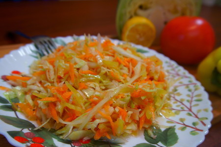 Фото к рецепту: Лимонный салатик из свежей белокочанной капусты