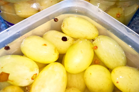 Фото к рецепту: Маринованный виноград под оливки