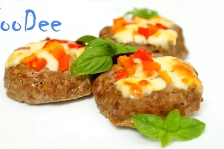 Мясные гнездышки с сыром и помидорами