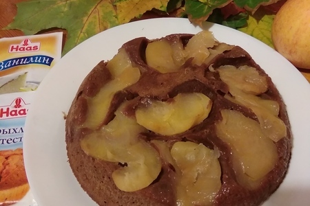 Шоколадно-ванильный пирог с яблоками