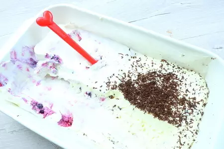 Мороженое сливочное с черникой и шоколадной крошкой