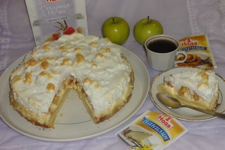 Творожный пирог с яблоками под меренгой