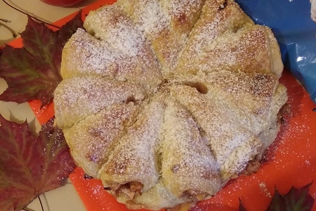 Фото к рецепту: Слоеный пирог "яблочные рожки"