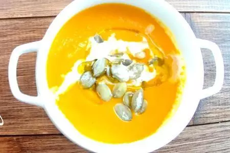 Тыквенный крем суп со сливками, семечками и кальмаром