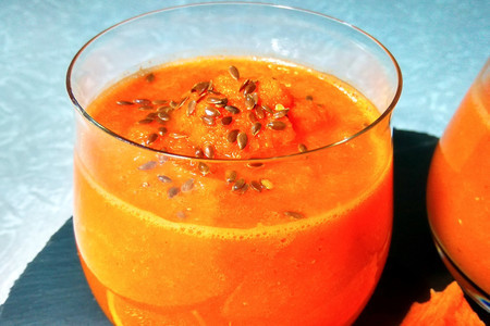 Фото к рецепту: Морковно - яблочное  смузи с апельсином